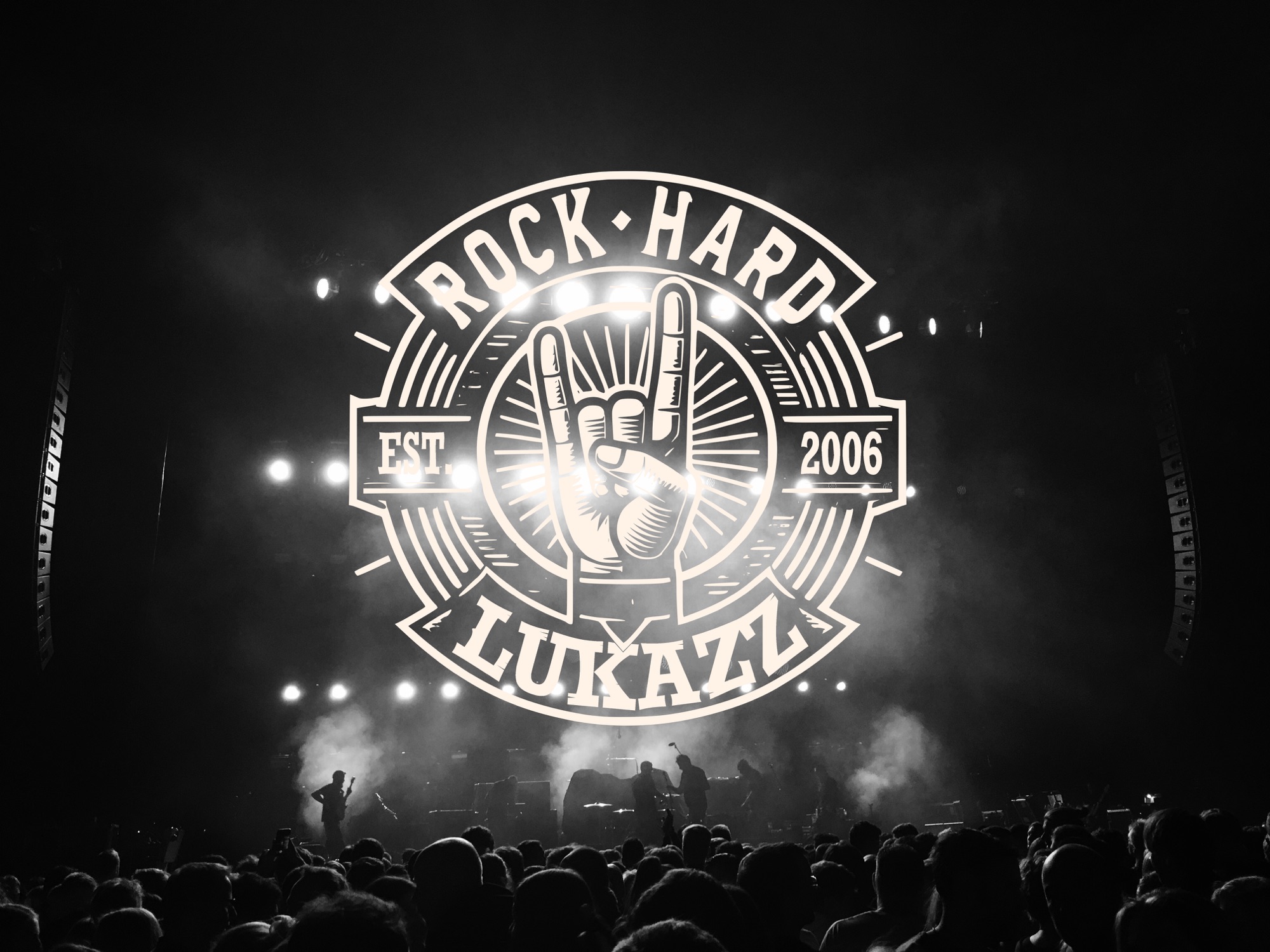Podium met Lukazz-logo, rook, licht en publiek